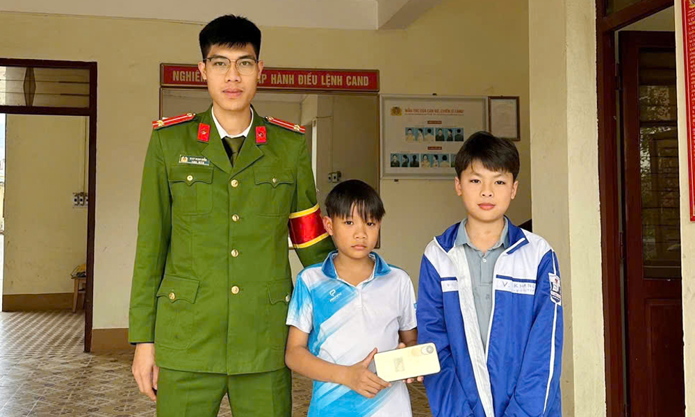 Sơn Động: Hai em học sinh nhặt được của rơi, trả người đánh mất